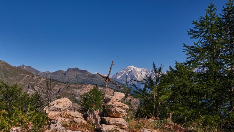 onjour à Tous, Mont Blanc....le titre peut paraître accrocheur, le Mont Blanc (4810m+-) je l'ai déjà foulé à de maintes  reprises (+-17) par plusieurs itinéraires différents et dans les conditions actuelles du climat et de la sur-fréquentation ne me donne pas envie d'y retourner.  Par contre ce Mont Blanc, petite bosse de la vallée d'Aoste à l'intérieur du parc du Grand Paradis est un véritable havre de paix, le texte en l'honneur de Marco d'Alfonso, garde du Parc décédé en 2014, gravé sur une plaque sur le mur de la cabane en est la synthèse." Dans le silence de ces lieux, tu as saisi avec amour ce que peu savent observer et écouter, devenant une partie de ce monde que tu aimais tant et que tu défendais avec passion et fierté. J'avais déjà visité ces lieux paisibles en octobre 2016 lors de la randonnée au mont Paillasse (cf article) j'étais parti par contre de Rhêmes Saint-Georges en versant Ouest, ce matin départ versant est depuis une autre place bien tranquille La Stazione dell'Acqua (Gîte), en suivant ensuite le Ru Bouillet canalisé.